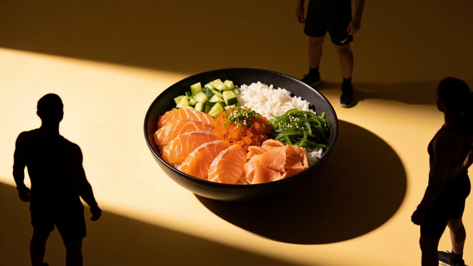 Poke bowl au saumon dans une lumière dure